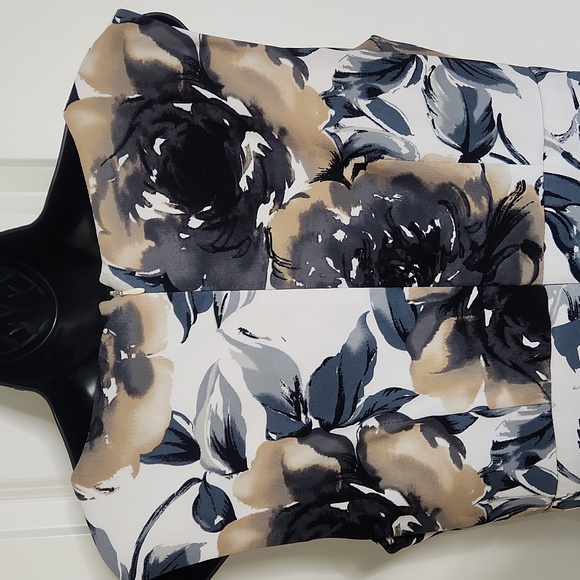 Sleeveless Floral Lined Dress - Picture 6 of 9